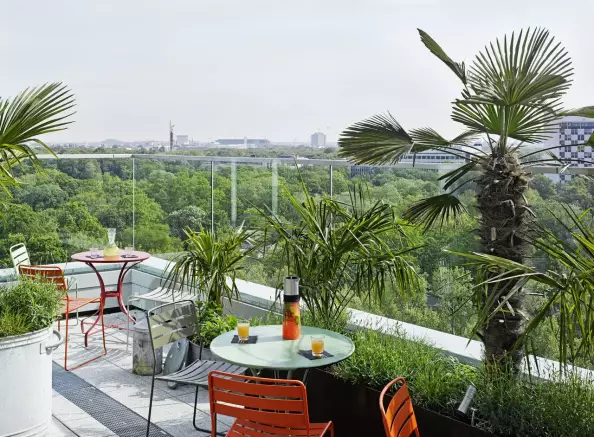 Blog berlinMeetings, Tipps für Open-Air-Business-Lunch in Berlin, Terasse des NENI ohne Gäste mit Blick auf den Tiergarten und die Skyline des Potsdamer Platz