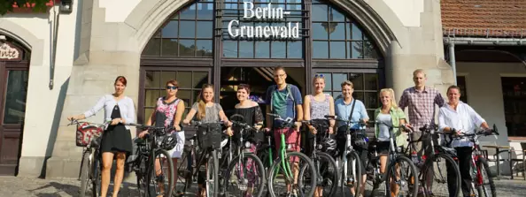 Blog BerlinMeetings, Eventlocation Berlin, Team BCO mit Rädern am S-Bahnhof Grunewald