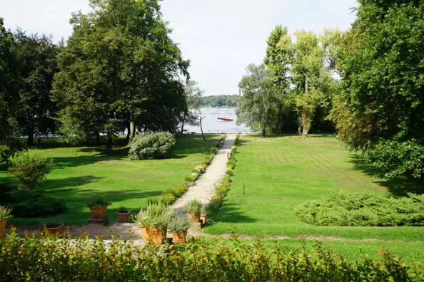 Blog BerlinMeetings, event location Villa Schwanenwerder, park and view to the Havel Bay