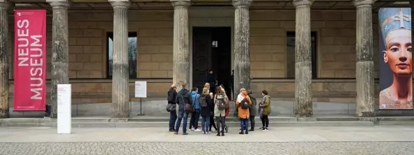 Team des BCO vor dem Eingang des Neuen Museums in Berlin