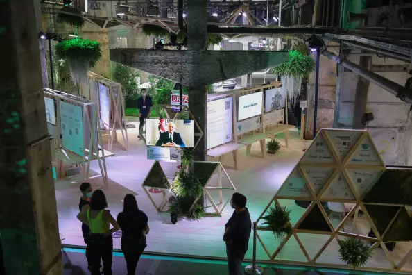 Berlin Convention Office, Eventhighlight 2020 Greentech Festival im Kraftwerk Berlin Mitte, Menschen betrachten eine Installation