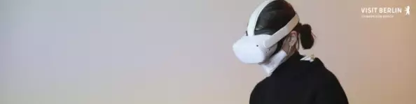 Person mit VR Brille auf dem Kopf