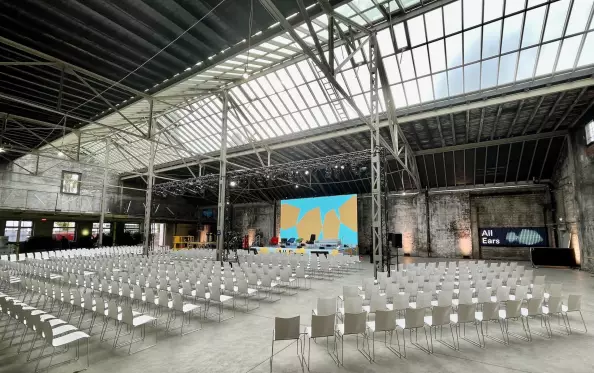 Große Industriehalle in den WIlhelm Studios mit Bestuhlung vor einem Kongress