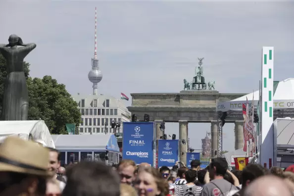 Foto: Fanmeile am Brandenburger Tor, Fernsehturm und Brandenburger Tor im Hintergrund der Menschenmassen
