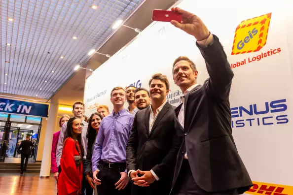 Teilnehmende machen ein Selfie auf dem BVL Supply Chain CX 2024