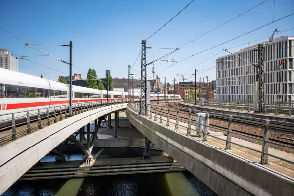ICE Zug im Berliner Stadtbild