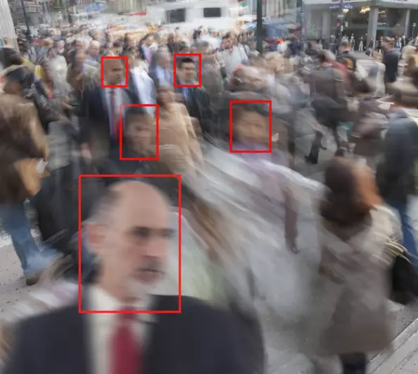 Menschen in Bewegung mit Fokus auf ein einzelnes Gesicht