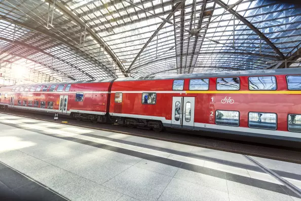 Berlin Hauptbahnhof mit einfahrendem Zug