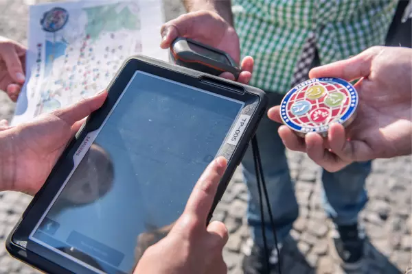 Meeting Guide Berlin Teamgeist Team mit Tablet und GPS-Gerät in den Händen