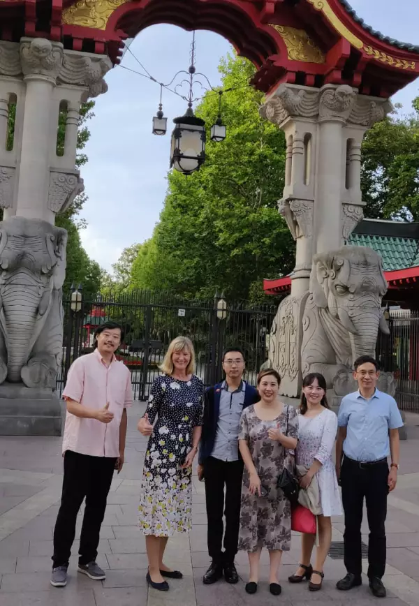 Blog BerlinMeetings, Chinese group in front of Berlin Zoo
