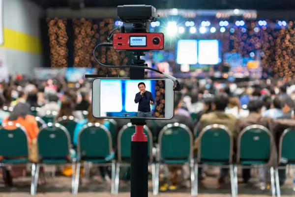 Mobile reporting during an event with live transmission