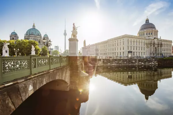 Foto: Spreeblick mit Brücke, Fernsehturm, Berliner Dom und Humboldforum