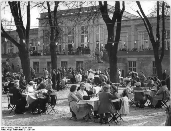  Der Biergarten des Zenner im Jahr 1955 bei der Neueröffnung