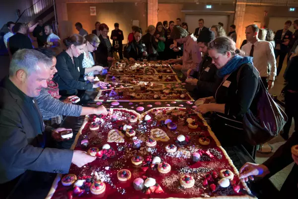 Teilnehmer genießen die Nachspeise bei der Berlin MICE Summit 2016