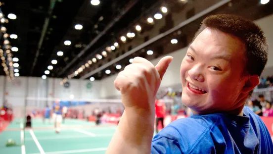 Ein Junge bei den Special Olympic World Games 2023 zu sehen Er zeigt Daumen hoch und freut sich