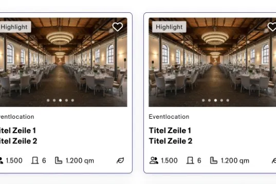 Großer, elegant beleuchteter Festsaal mit gedeckten Tischen und Kronleuchtern.