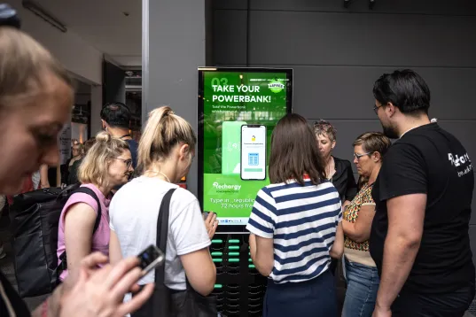 Rechargy Handyladestation mit Screen für Veranstaltungen