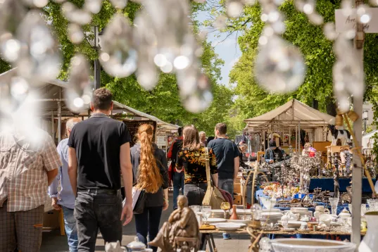 Der Original Berliner Trödelmarkt, an der Straße des 17. Juni, findet seit 1973 jeden Samstag und Sonntag am Charlottenburge…