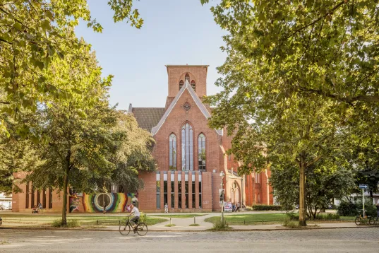 Neukoelln, Schillerkiez, Herrfurthplatz, Genezarethkirche