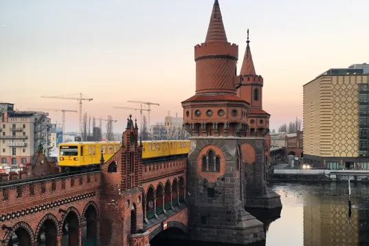 German→British English Translator sagte:  U-Bahn line 1 crossing the Oberbaum Brücke at dusk