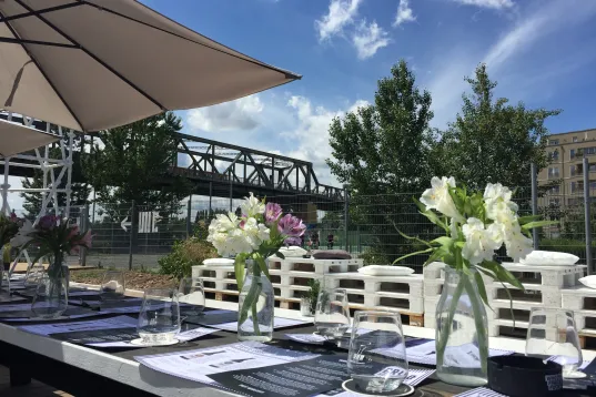 Auf der Terrasse des Brauhaus am Gleisdreieck steht ein festlich eingedeckter Tisch im Freien