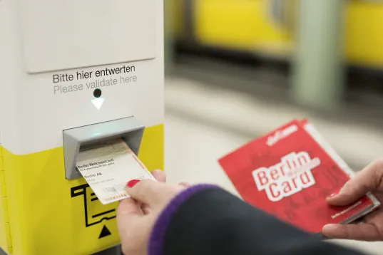 Frau entwertet ihre Berlin Welcome Card (BWC) an einer U-Bahn Station