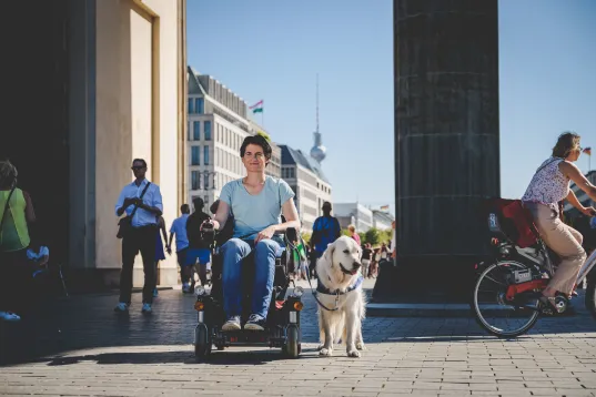 Rollstuhlfahrer besichtigen das Brandenburger Tor und Pariser Platz