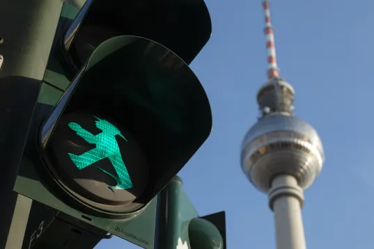 grünes Ampelmännchen mit Fernsehturm