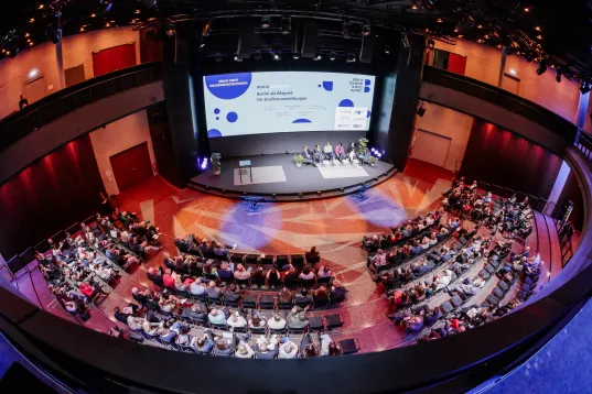 Ansicht von oben Berlin Tourism und MICE Summit, Bühne und Publikum