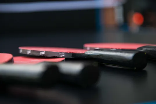 MEET & CHANGE table tennis bats are visible.